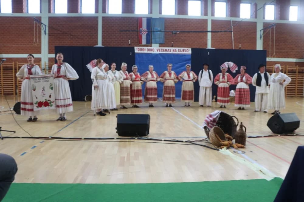 FOLKLOR U BRESTOVCU: KUD Berda na visini zadatka, a uz njih šest skupina prikazalo bogatstvo običaja