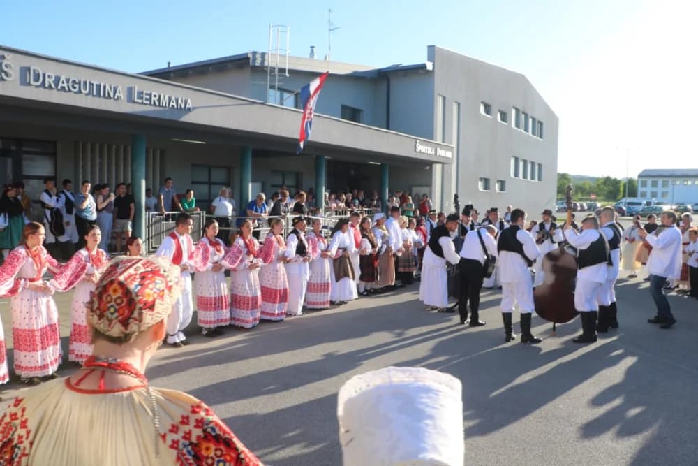 FOLKLOR U BRESTOVCU: KUD Berda na visini zadatka, a uz njih šest skupina prikazalo bogatstvo običaja