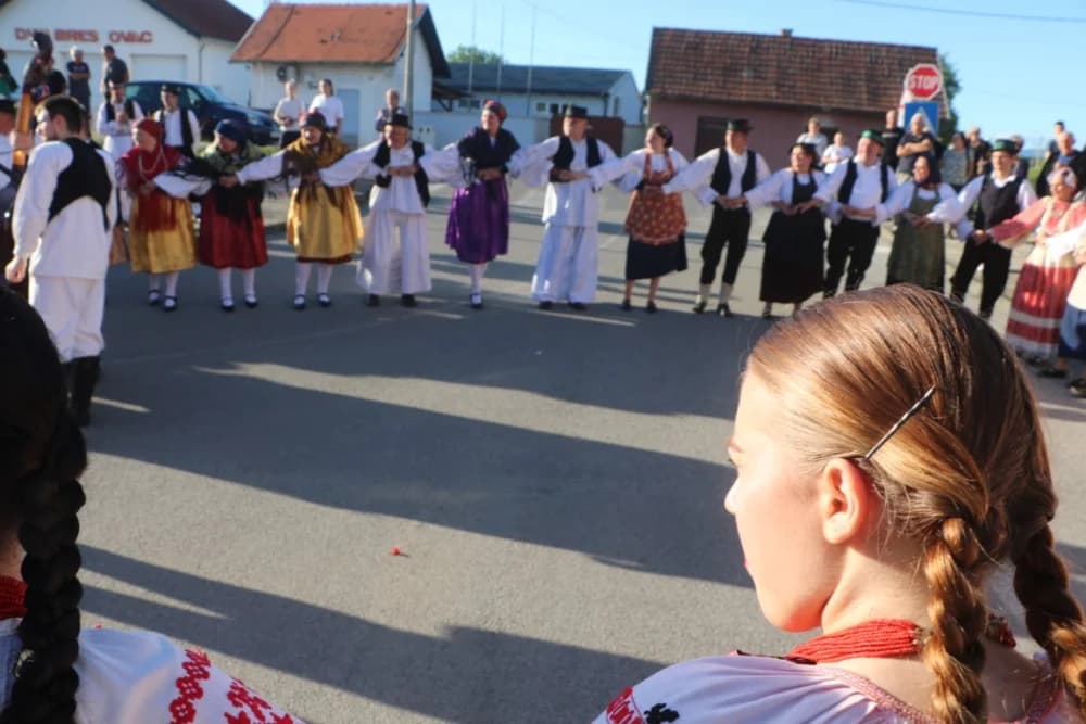 FOLKLOR U BRESTOVCU: KUD Berda na visini zadatka, a uz njih šest skupina prikazalo bogatstvo običaja