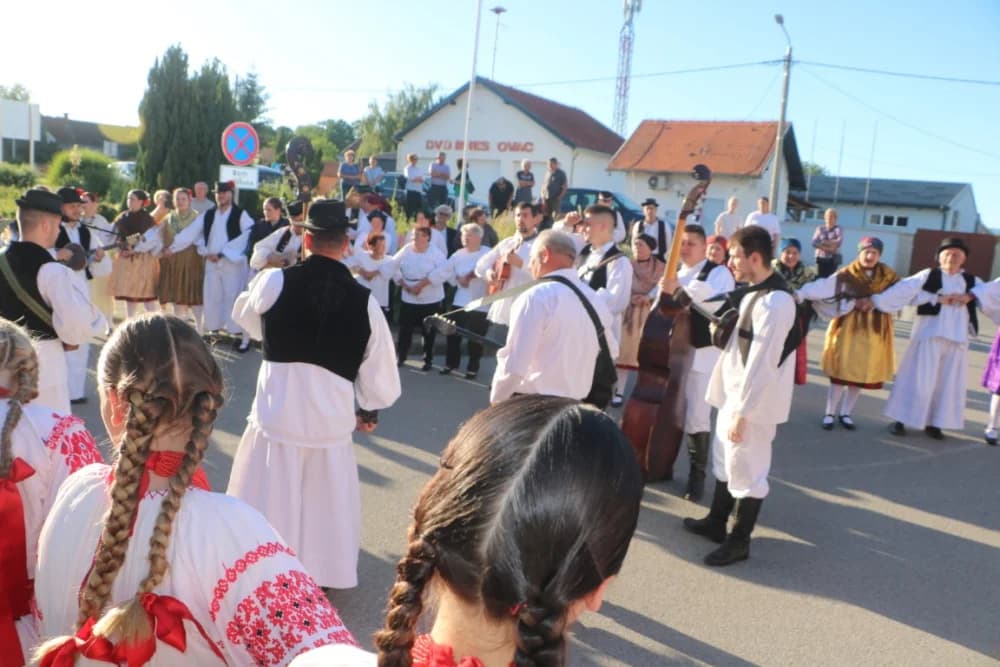 FOLKLOR U BRESTOVCU: KUD Berda na visini zadatka, a uz njih šest skupina prikazalo bogatstvo običaja