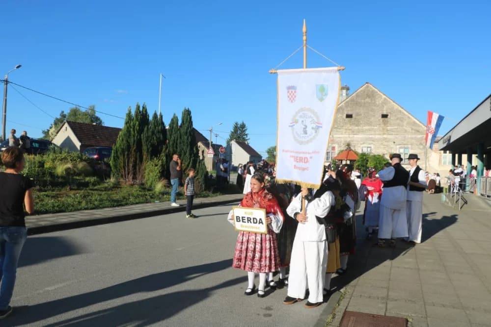 FOLKLOR U BRESTOVCU: KUD Berda na visini zadatka, a uz njih šest skupina prikazalo bogatstvo običaja
