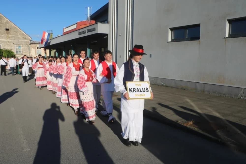 FOLKLOR U BRESTOVCU: KUD Berda na visini zadatka, a uz njih šest skupina prikazalo bogatstvo običaja