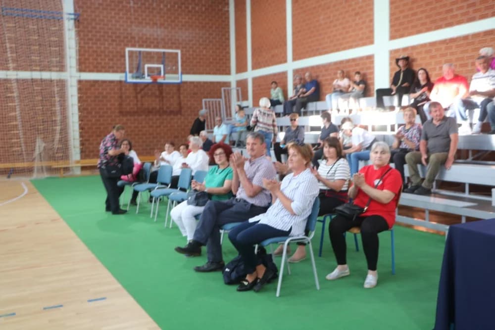 FOLKLOR U BRESTOVCU: KUD Berda na visini zadatka, a uz njih šest skupina prikazalo bogatstvo običaja