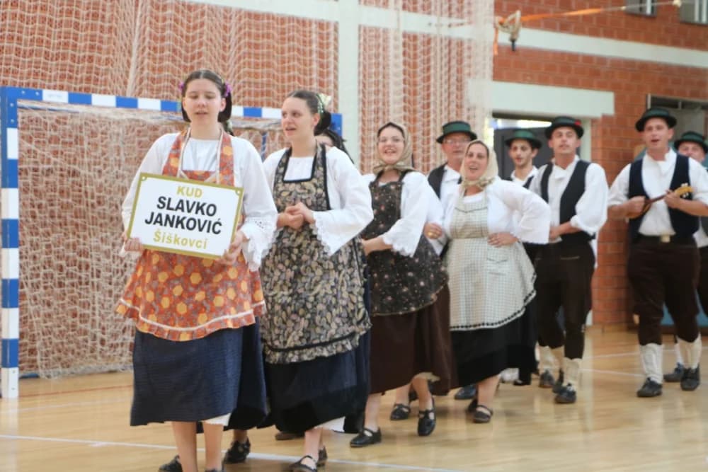 FOLKLOR U BRESTOVCU: KUD Berda na visini zadatka, a uz njih šest skupina prikazalo bogatstvo običaja