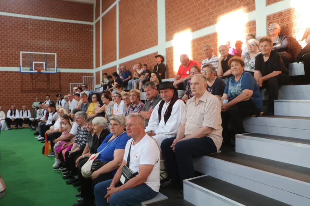 FOLKLOR U BRESTOVCU: KUD Berda na visini zadatka, a uz njih šest skupina prikazalo bogatstvo običaja
