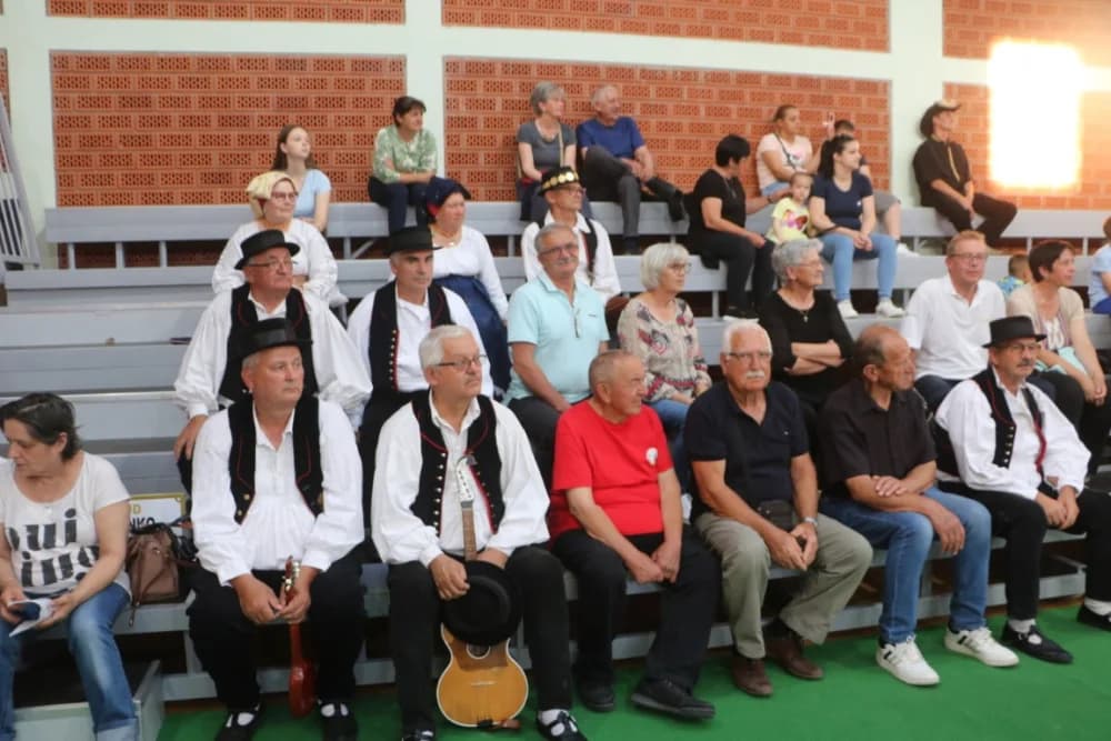 FOLKLOR U BRESTOVCU: KUD Berda na visini zadatka, a uz njih šest skupina prikazalo bogatstvo običaja