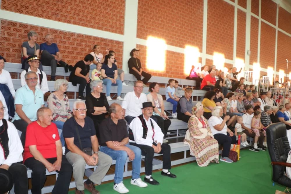 FOLKLOR U BRESTOVCU: KUD Berda na visini zadatka, a uz njih šest skupina prikazalo bogatstvo običaja