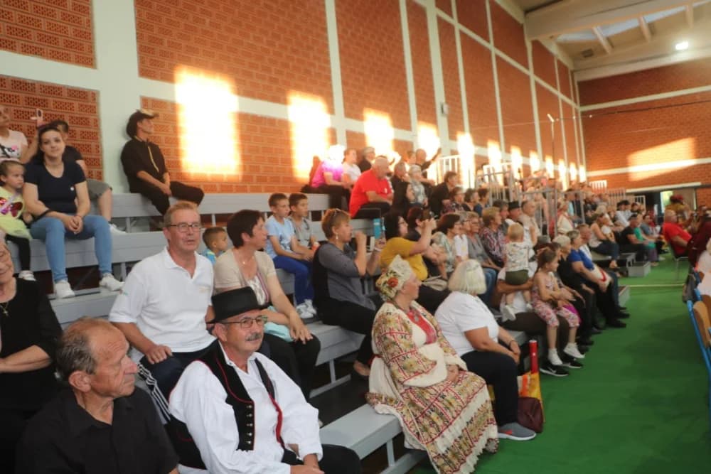 FOLKLOR U BRESTOVCU: KUD Berda na visini zadatka, a uz njih šest skupina prikazalo bogatstvo običaja