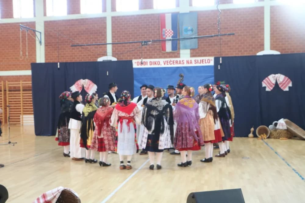 FOLKLOR U BRESTOVCU: KUD Berda na visini zadatka, a uz njih šest skupina prikazalo bogatstvo običaja