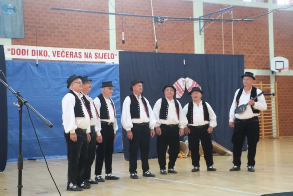 FOLKLOR U BRESTOVCU: KUD Berda na visini zadatka, a uz njih šest skupina prikazalo bogatstvo običaja