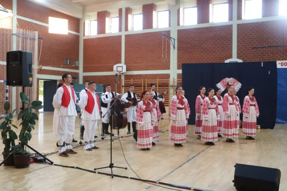 FOLKLOR U BRESTOVCU: KUD Berda na visini zadatka, a uz njih šest skupina prikazalo bogatstvo običaja