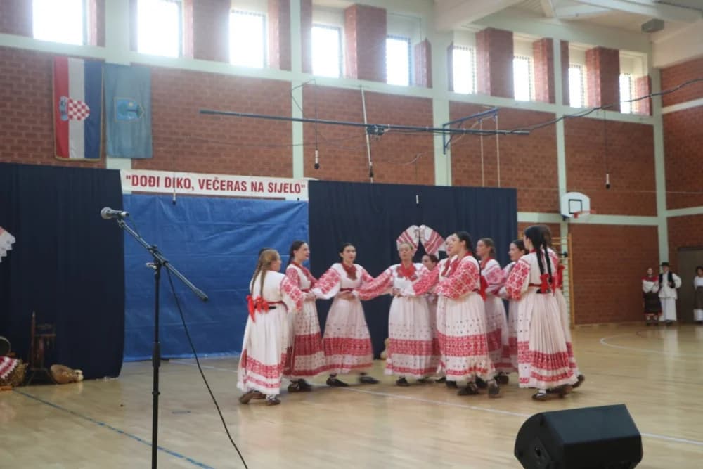 FOLKLOR U BRESTOVCU: KUD Berda na visini zadatka, a uz njih šest skupina prikazalo bogatstvo običaja