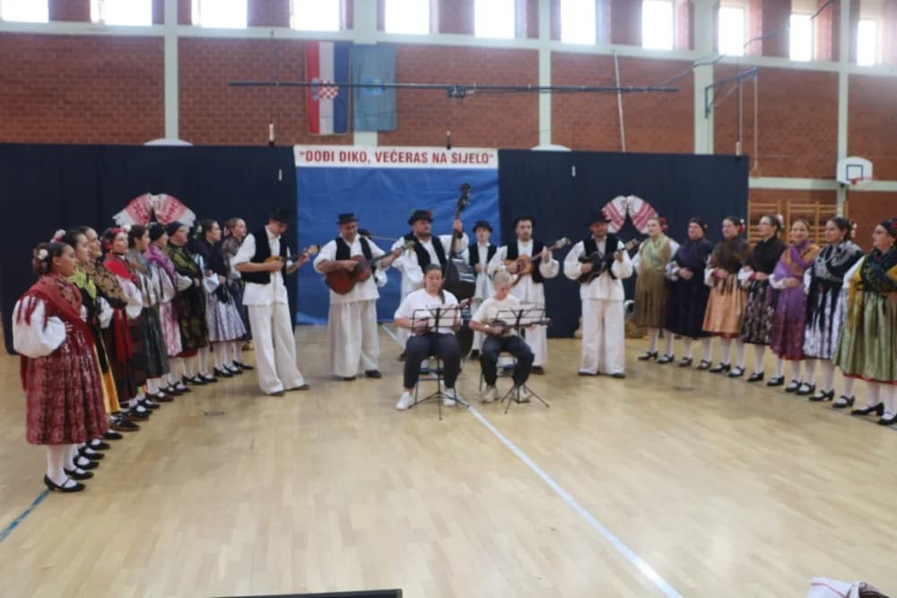 FOLKLOR U BRESTOVCU: KUD Berda na visini zadatka, a uz njih šest skupina prikazalo bogatstvo običaja