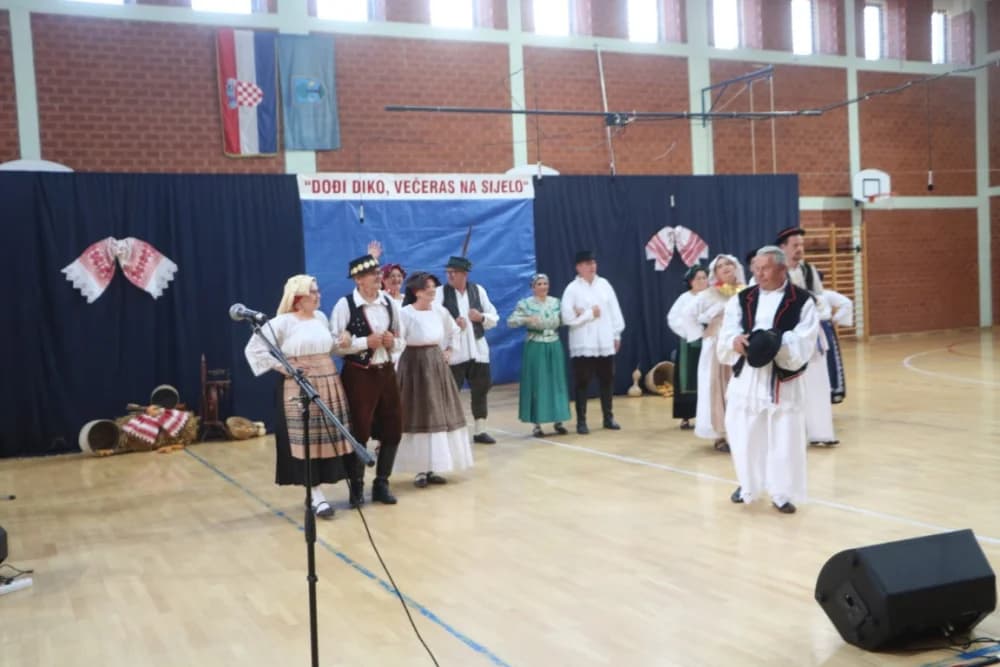FOLKLOR U BRESTOVCU: KUD Berda na visini zadatka, a uz njih šest skupina prikazalo bogatstvo običaja