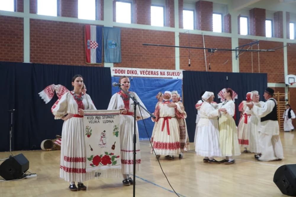 FOLKLOR U BRESTOVCU: KUD Berda na visini zadatka, a uz njih šest skupina prikazalo bogatstvo običaja