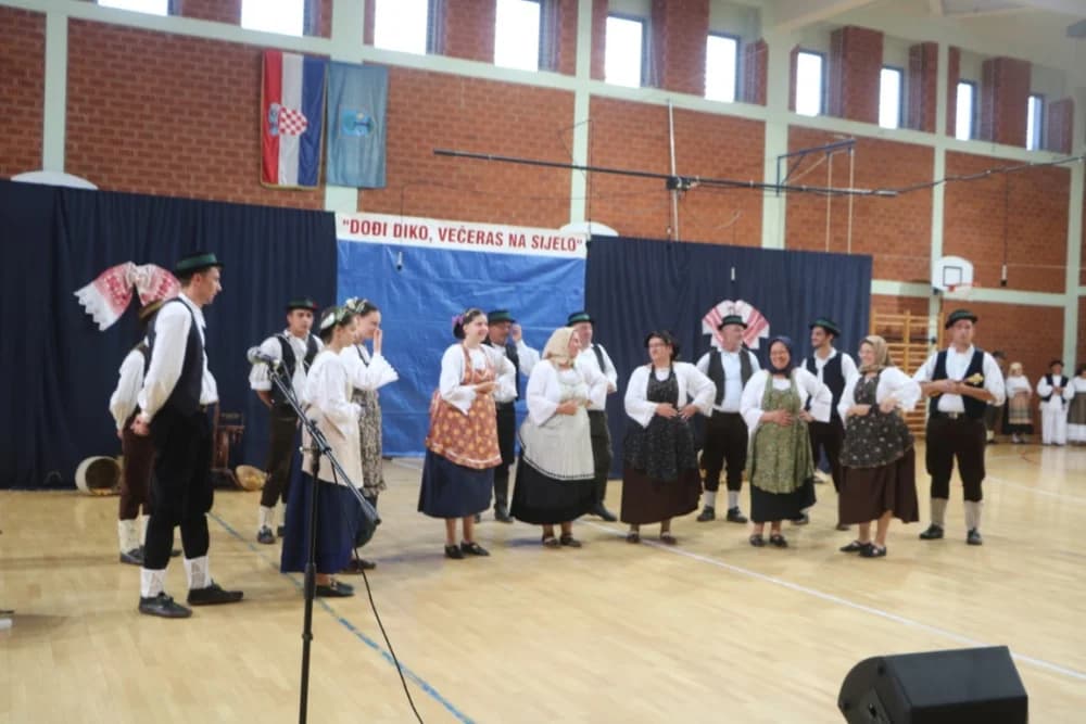 FOLKLOR U BRESTOVCU: KUD Berda na visini zadatka, a uz njih šest skupina prikazalo bogatstvo običaja
