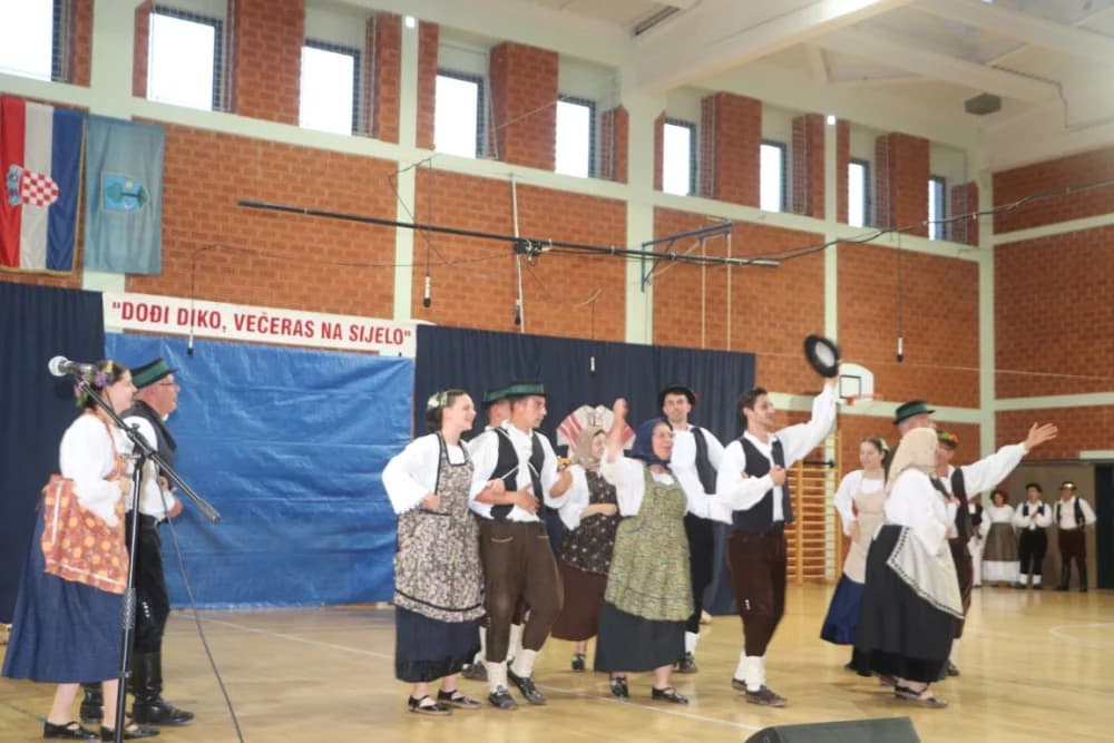 FOLKLOR U BRESTOVCU: KUD Berda na visini zadatka, a uz njih šest skupina prikazalo bogatstvo običaja