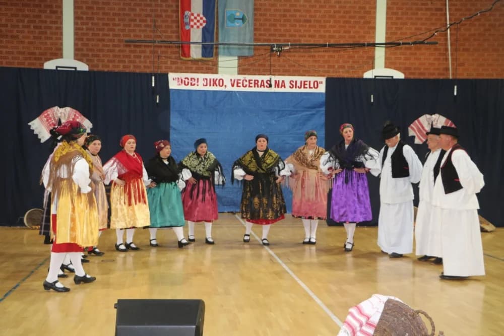 FOLKLOR U BRESTOVCU: KUD Berda na visini zadatka, a uz njih šest skupina prikazalo bogatstvo običaja