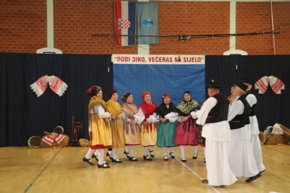 FOLKLOR U BRESTOVCU: KUD Berda na visini zadatka, a uz njih šest skupina prikazalo bogatstvo običaja