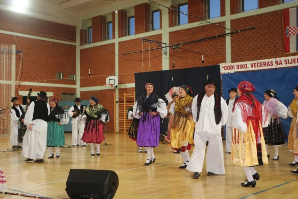 FOLKLOR U BRESTOVCU: KUD Berda na visini zadatka, a uz njih šest skupina prikazalo bogatstvo običaja