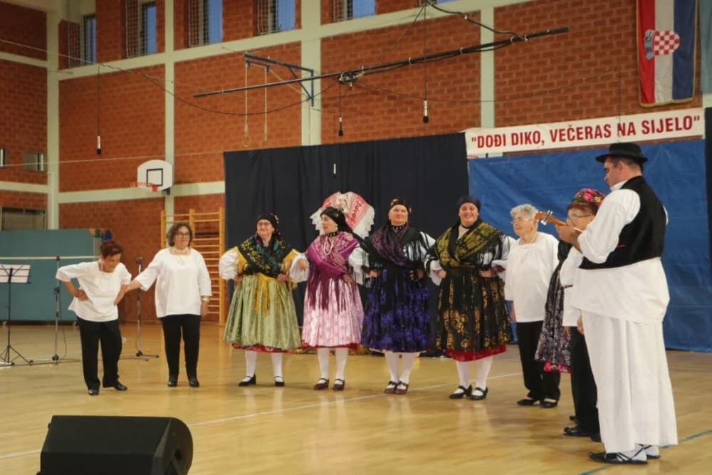 FOLKLOR U BRESTOVCU: KUD Berda na visini zadatka, a uz njih šest skupina prikazalo bogatstvo običaja