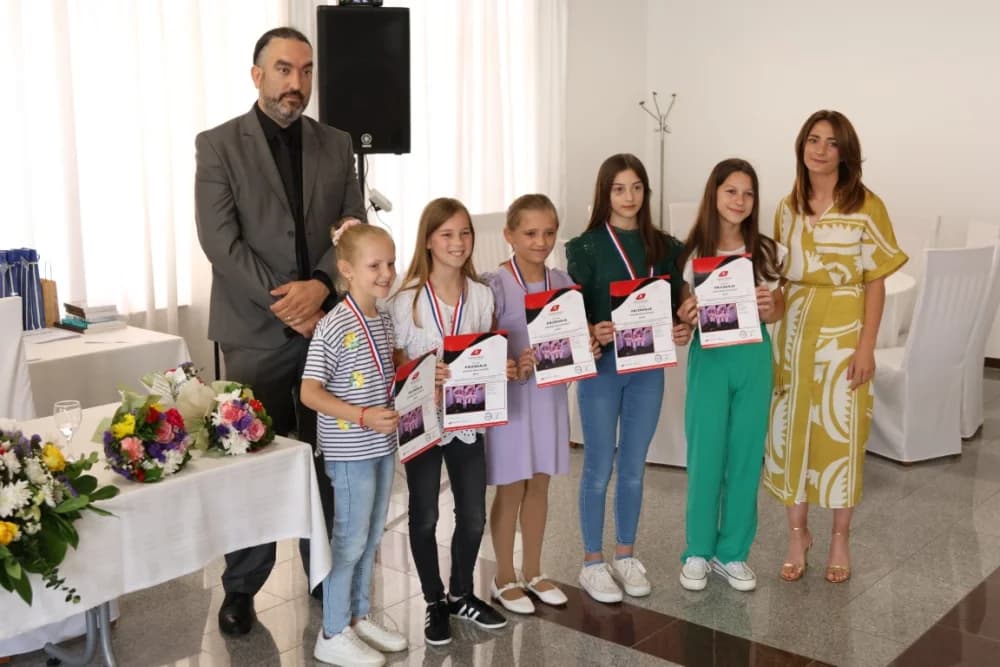 Koji su učenici jakšičke škole nagrađeni za svoja dostignuća na državnom i županijskom natjecanju