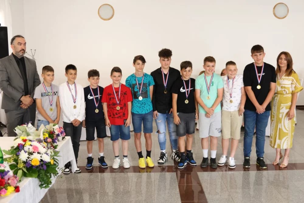 Koji su učenici jakšičke škole nagrađeni za svoja dostignuća na državnom i županijskom natjecanju