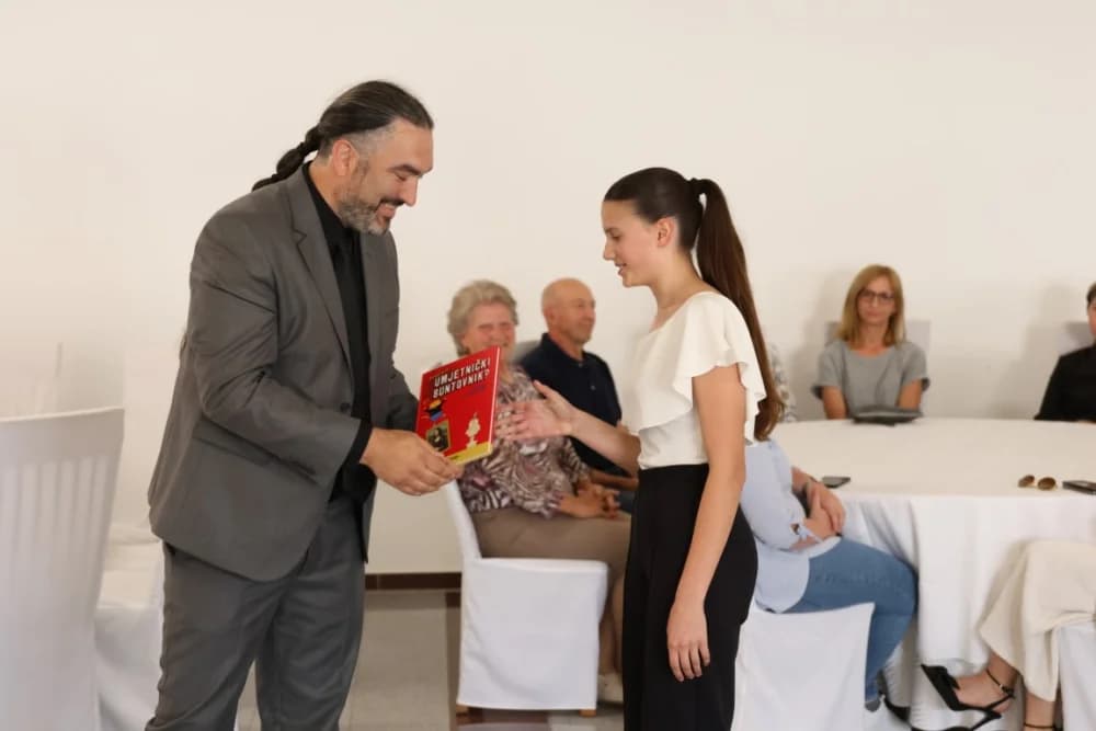 Koji su učenici jakšičke škole nagrađeni za svoja dostignuća na državnom i županijskom natjecanju