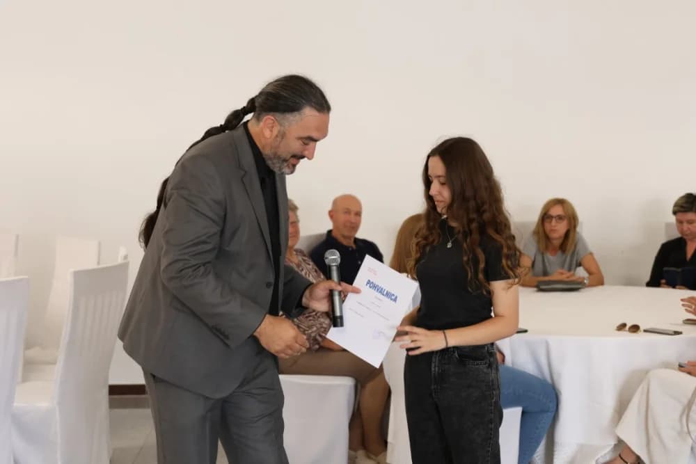 Koji su učenici jakšičke škole nagrađeni za svoja dostignuća na državnom i županijskom natjecanju