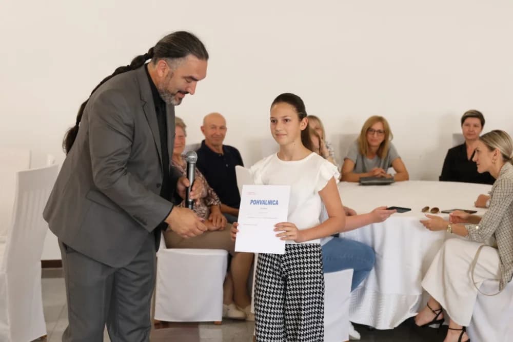 Koji su učenici jakšičke škole nagrađeni za svoja dostignuća na državnom i županijskom natjecanju