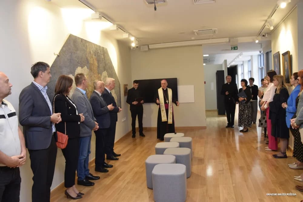 Biskup Antun Škvorčević blagoslovio obnovljenu zgradu Gradskog muzeja Požega