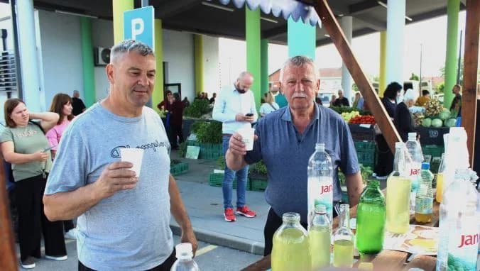 Najbolji sok od bazge pripremili Martina Majstorović iz Kalinića i učenici područne škole „Tomo Perić” iz Buka