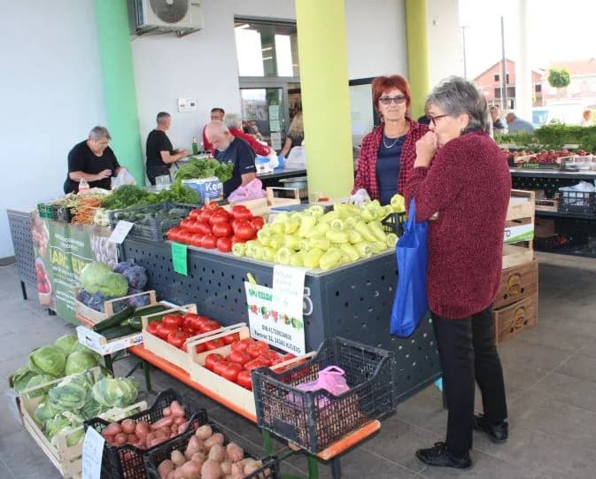Najbolji sok od bazge pripremili Martina Majstorović iz Kalinića i učenici područne škole „Tomo Perić” iz Buka