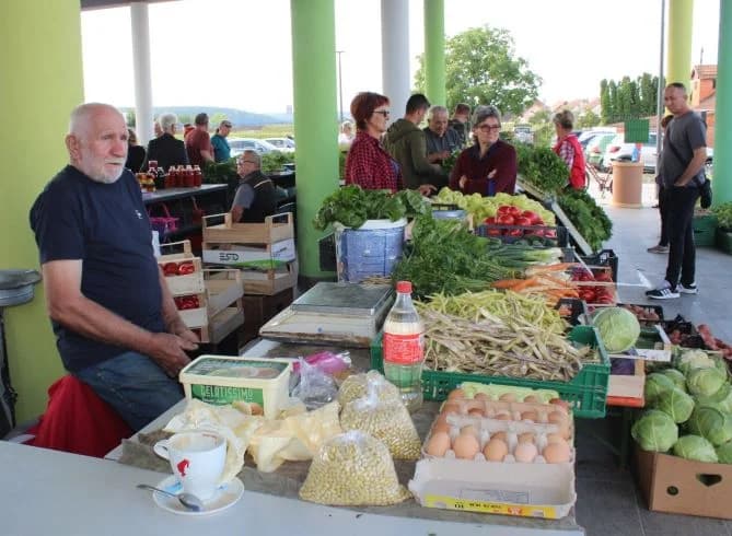 Najbolji sok od bazge pripremili Martina Majstorović iz Kalinića i učenici područne škole „Tomo Perić” iz Buka