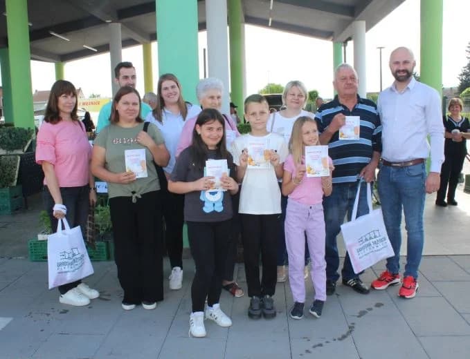 Najbolji sok od bazge pripremili Martina Majstorović iz Kalinića i učenici područne škole „Tomo Perić” iz Buka