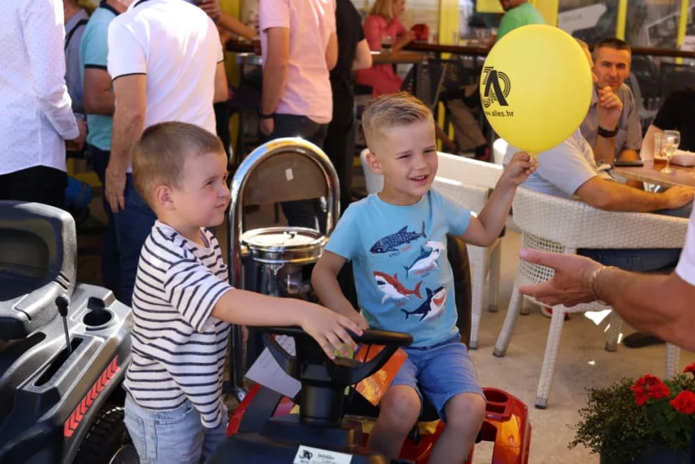Automobil u nagradnoj igri tvrtke Alles osvojila Ivana Mjertan iz Požege
