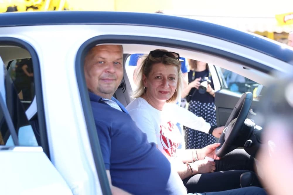 Automobil u nagradnoj igri tvrtke Alles osvojila Ivana Mjertan iz Požege