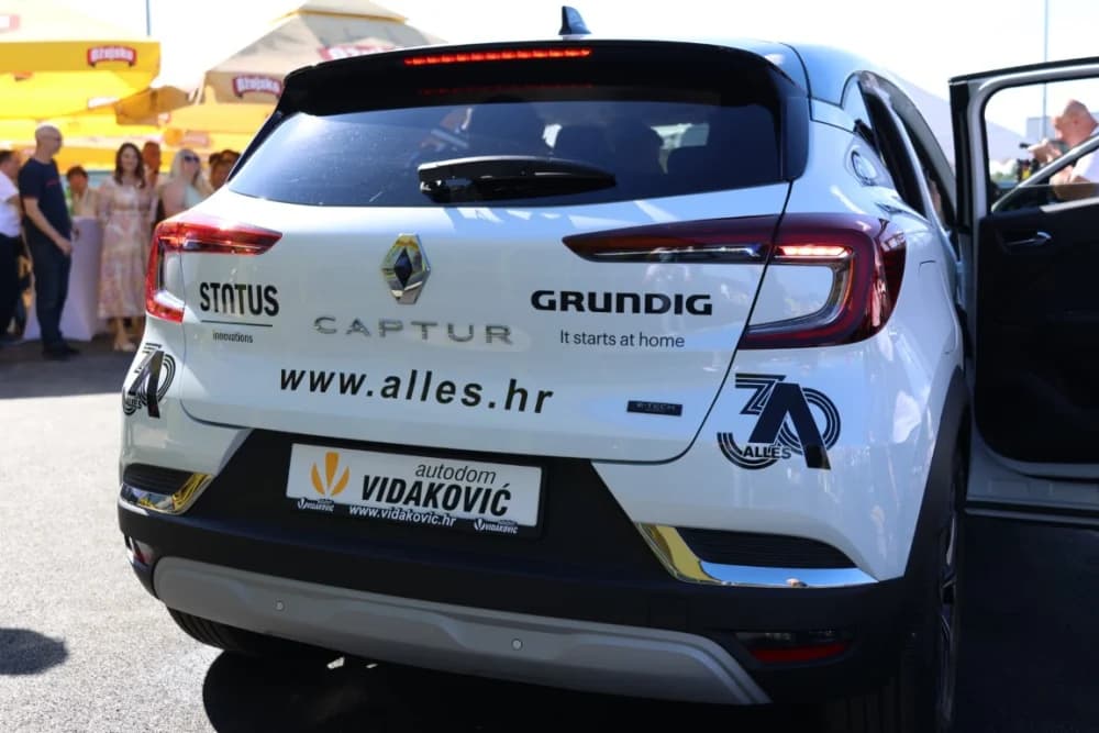 Automobil u nagradnoj igri tvrtke Alles osvojila Ivana Mjertan iz Požege