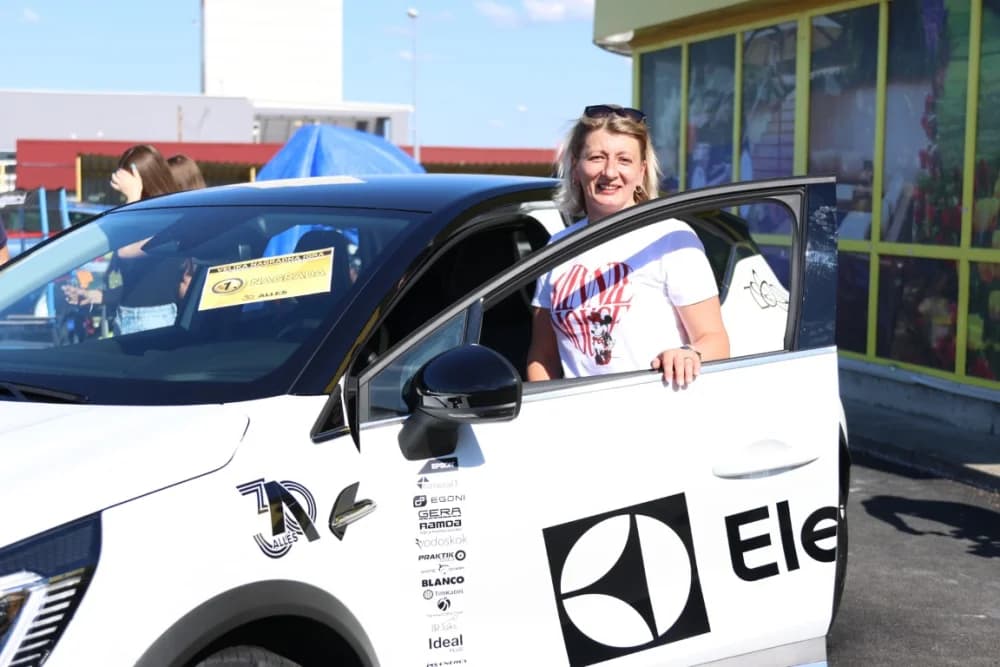 Automobil u nagradnoj igri tvrtke Alles osvojila Ivana Mjertan iz Požege