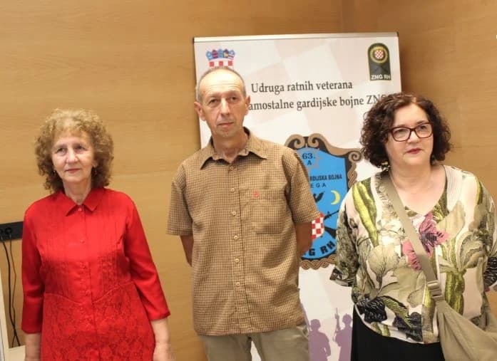 OBILJEŽAVANJE DANA HRVATSKIH BRANITELJA GRADA POŽEGE:  U Gradskoj knjižnici otvorena izložba „Crtanje u pokušaju”