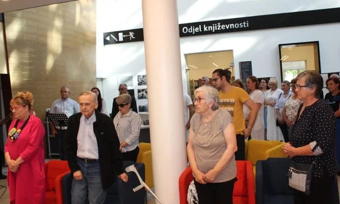 OBILJEŽAVANJE DANA HRVATSKIH BRANITELJA GRADA POŽEGE:  U Gradskoj knjižnici otvorena izložba „Crtanje u pokušaju”