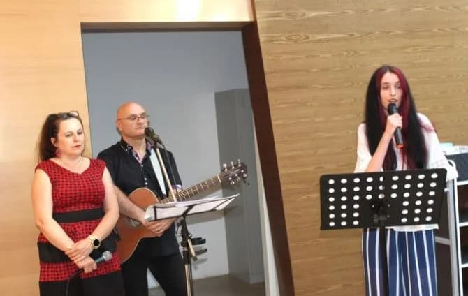 OBILJEŽAVANJE DANA HRVATSKIH BRANITELJA GRADA POŽEGE:  U Gradskoj knjižnici otvorena izložba „Crtanje u pokušaju”