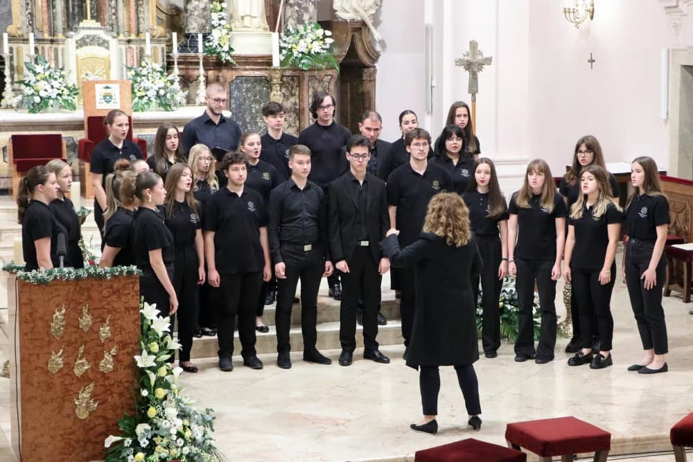 Ususret ređenju novog požeškog biskupa: Služba Večernjih hvala i duhovno-glazbeni program