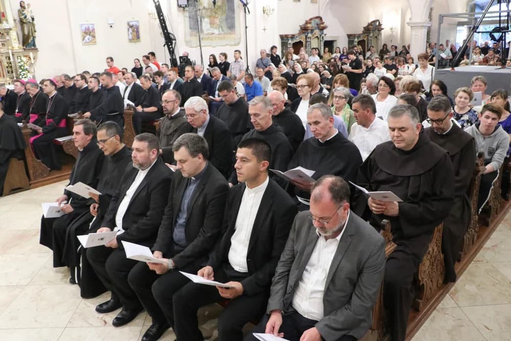 Ususret ređenju novog požeškog biskupa: Služba Večernjih hvala i duhovno-glazbeni program