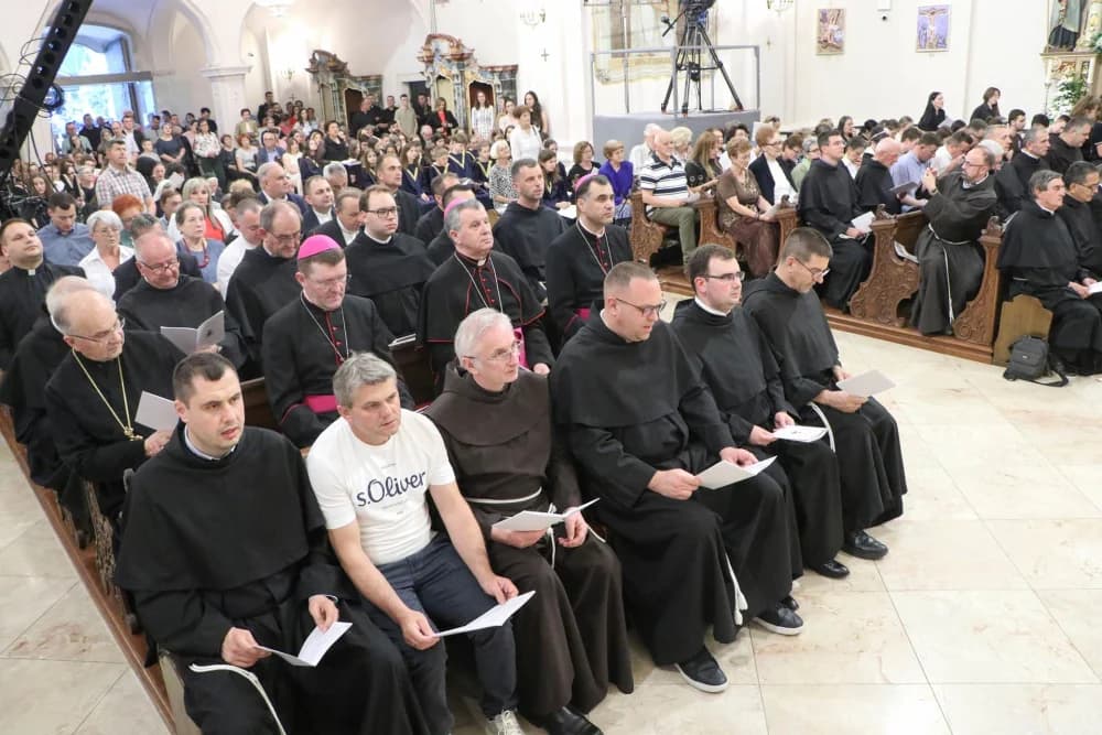 Ususret ređenju novog požeškog biskupa: Služba Večernjih hvala i duhovno-glazbeni program