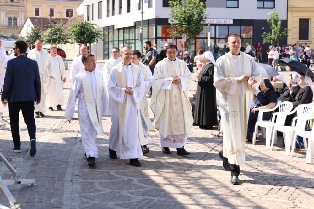 (VELIKA FOTOGALERIJA) Ređenje novog požeškog biskupa msgr. Ive Martinovića