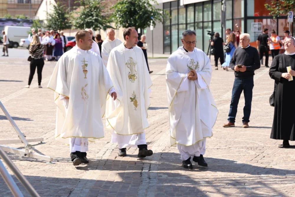 (VELIKA FOTOGALERIJA) Ređenje novog požeškog biskupa msgr. Ive Martinovića
