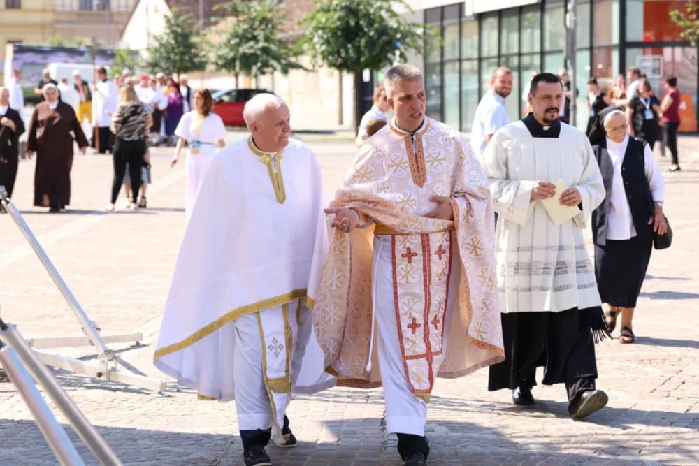 (VELIKA FOTOGALERIJA) Ređenje novog požeškog biskupa msgr. Ive Martinovića