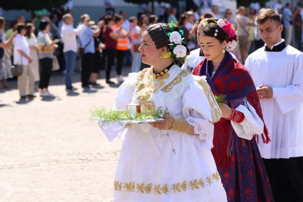 (VELIKA FOTOGALERIJA) Ređenje novog požeškog biskupa msgr. Ive Martinovića