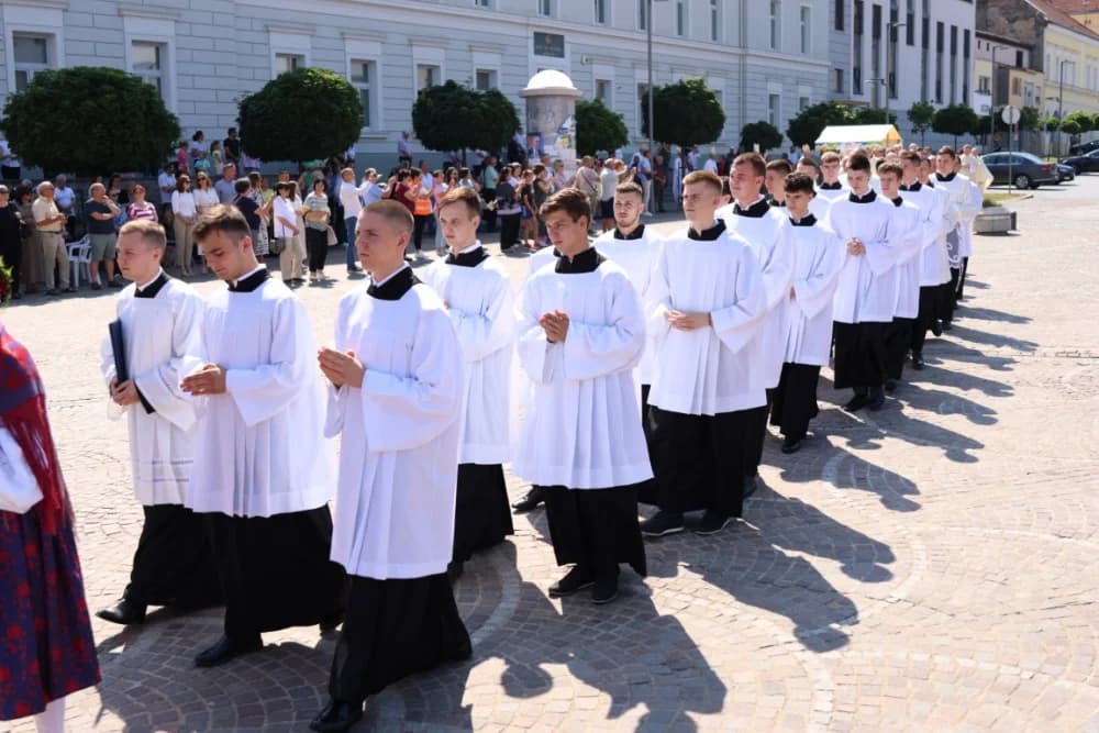 (VELIKA FOTOGALERIJA) Ređenje novog požeškog biskupa msgr. Ive Martinovića
